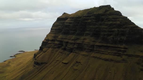 冰岛Kirkjufell山的无人驾驶飞机图像 — 图库视频影像