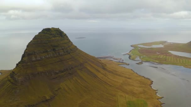 Flygdrönare utsikt över Kirkjufell berg, Island — Stockvideo