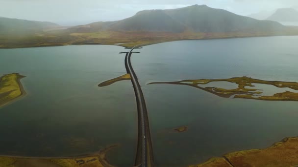 スナフェルスネス半島の海を渡る橋とアイスランドの道路の空中 — ストック動画