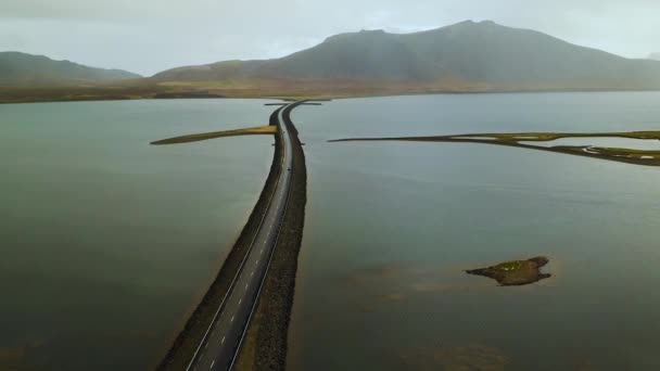 Luchtfoto van de weg in IJsland met brug over de zee op het schiereiland Snaefellsnes — Stockvideo