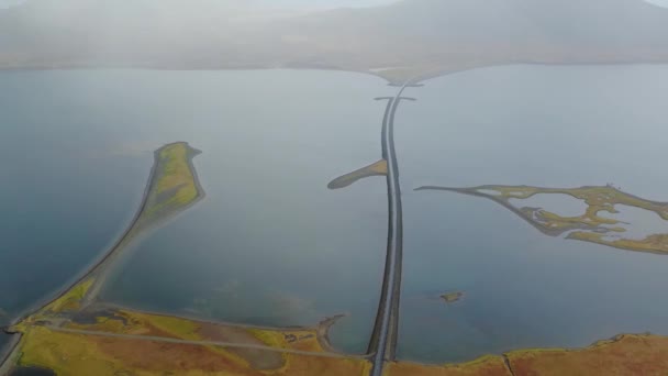 Aérien de route en Islande avec pont sur la mer dans la péninsule de Snaefellsnes — Video