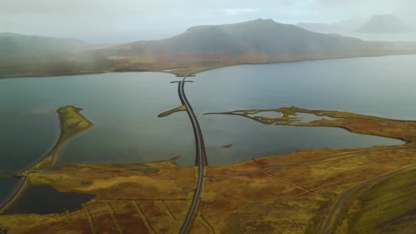 Aérea de carretera en iceland con puente sobre el mar en la península de Snaefellsnes — Vídeos de Stock