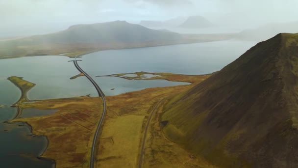 Flygfoto av väg i island med bro över havet i Snaefellsnes halvö — Stockvideo