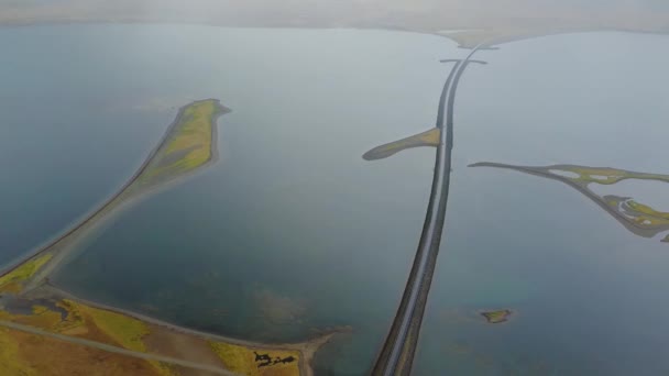 Воздушная дорога в леднике с мостом через море на полуострове Снайфельснес — стоковое видео