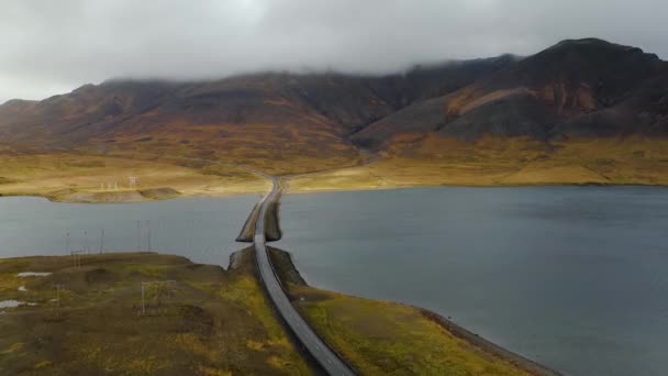 Aérea de carretera en iceland con puente sobre el mar en la península de Snaefellsnes — Vídeo de stock