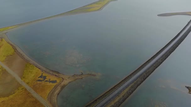 Luchtfoto van de weg in IJsland met brug over de zee op het schiereiland Snaefellsnes — Stockvideo