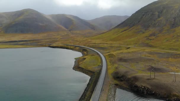 Aérea de carretera en iceland con puente sobre el mar en la península de Snaefellsnes — Vídeos de Stock