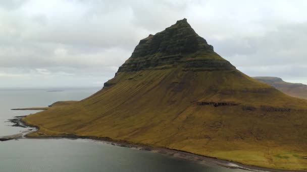 Flygdrönare utsikt över Kirkjufell berg, Island — Stockvideo