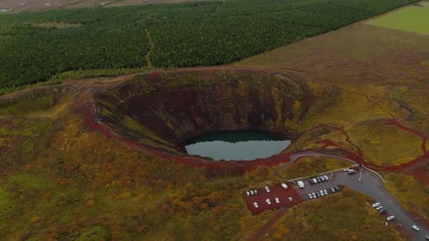 Luftaufnahme rund um den Kerio-Vulkankrater in Island — Stockvideo