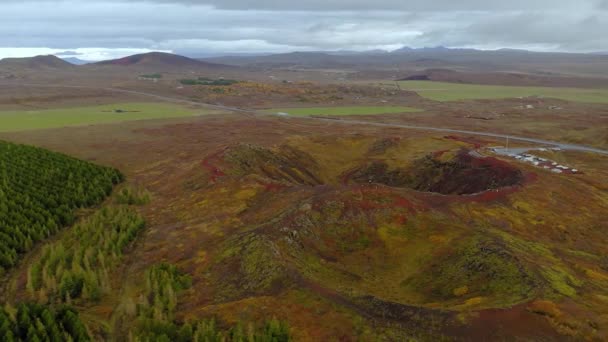 Luchtfoto rond gebied van vulkaankrater Kerio in IJsland — Stockvideo