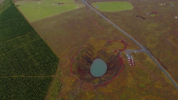 Veduta aerea intorno alla zona del cratere del vulcano Kerio in Islanda — Video Stock