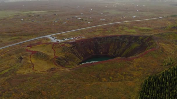 Luchtfoto rond gebied van vulkaankrater Kerio in IJsland — Stockvideo