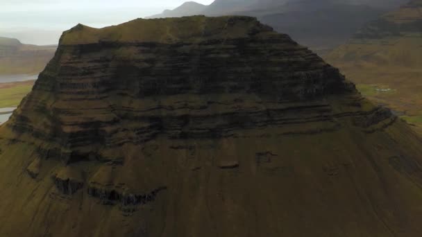 Flygdrönare utsikt över Kirkjufell berg, Island — Stockvideo