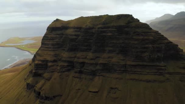 Flygdrönare utsikt över Kirkjufell berg, Island — Stockvideo