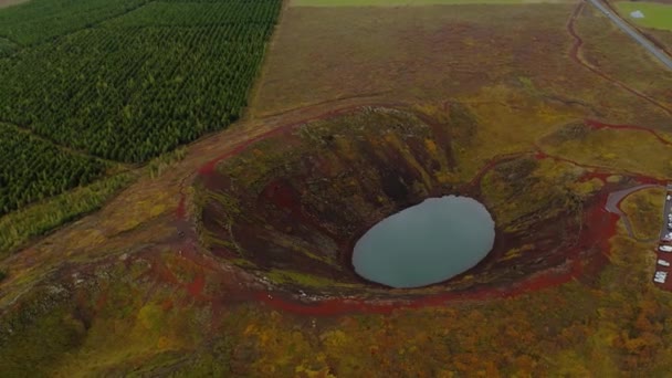Luchtfoto rond gebied van vulkaankrater Kerio in IJsland — Stockvideo