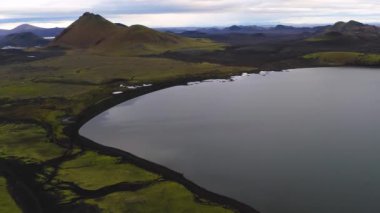 Oskjuvatn Gölü ve İzlanda Highland bölgesindeki dağların havadan görünüşü