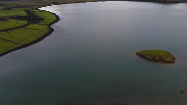 Widok z powietrza na jezioro Oskjuvatn i góry w regionie Highland Islandii — Wideo stockowe