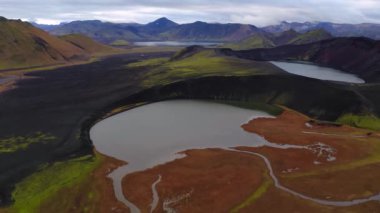 Oskjuvatn Gölü ve İzlanda Highland bölgesindeki dağların havadan görünüşü