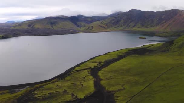 Aerial view of lake Lake Oskjuvatn and mountains in Iceland Highland region — Stock Video