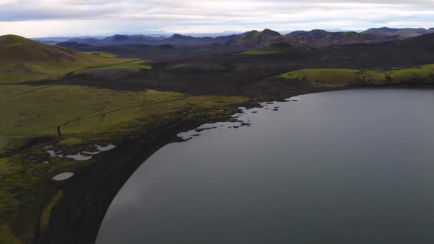 冰岛高地地区Oskjuvatn湖和山脉的空中景观 — 图库视频影像