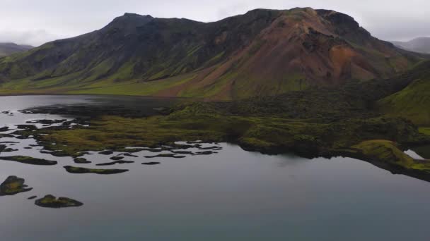 冰岛高地地区Oskjuvatn湖和山脉的空中景观 — 图库视频影像