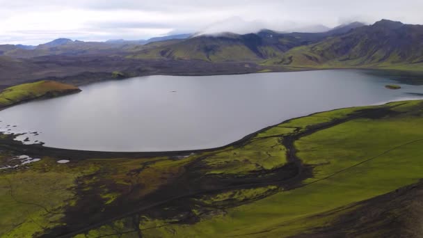 冰岛高地地区Oskjuvatn湖和山脉的空中景观 — 图库视频影像