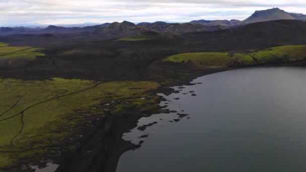 Widok z powietrza na jezioro Oskjuvatn i góry w regionie Highland Islandii — Wideo stockowe