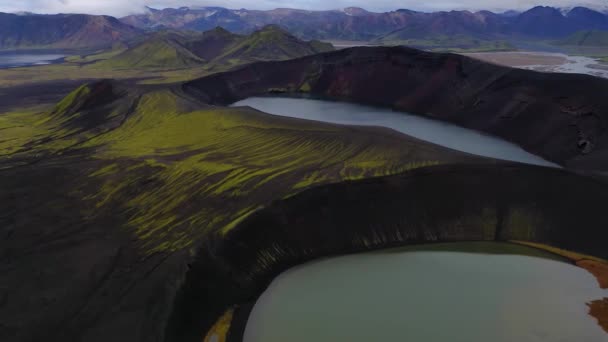 Flygfoto över sjön Oskjuvatn och bergen på Island Highland region — Stockvideo