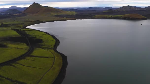 Widok z powietrza na jezioro Oskjuvatn i góry w regionie Highland Islandii — Wideo stockowe