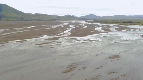 Aeronave de um sistema fluvial glacial no sul da Islândia — Vídeo de Stock
