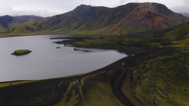Flygfoto över sjön Oskjuvatn och bergen på Island Highland region — Stockvideo