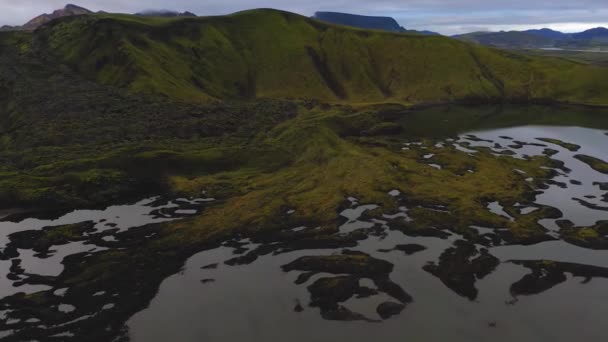 Widok z powietrza na jezioro Oskjuvatn i góry w regionie Highland Islandii — Wideo stockowe