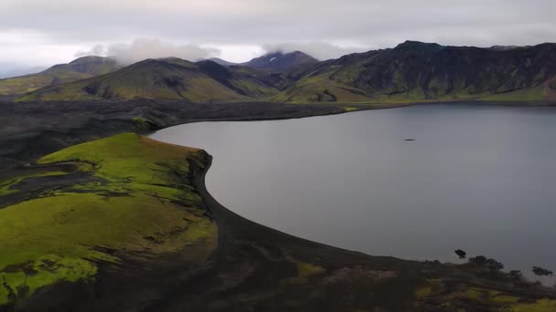 Вид с воздуха на озеро Oskjuvatn и горы в Исландском нагорье — стоковое видео
