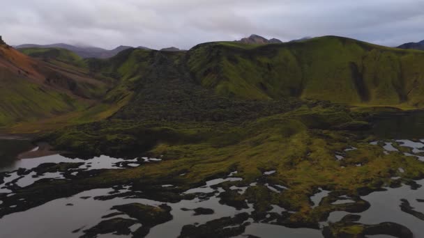 Вид с воздуха на озеро Oskjuvatn и горы в Исландском нагорье — стоковое видео