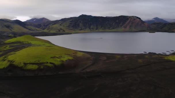 Veduta aerea del lago Oskjuvatn lago e montagne in Islanda regione Highland — Video Stock