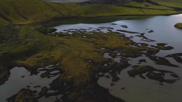 Vista aérea do lago Lago Oskjuvatn e montanhas na região de Highland Islândia — Vídeo de Stock