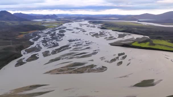 Краєвид на ісландське русло річки. — стокове відео