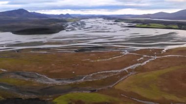 İzlanda nehir yatağının insansız hava aracı görüntüsü