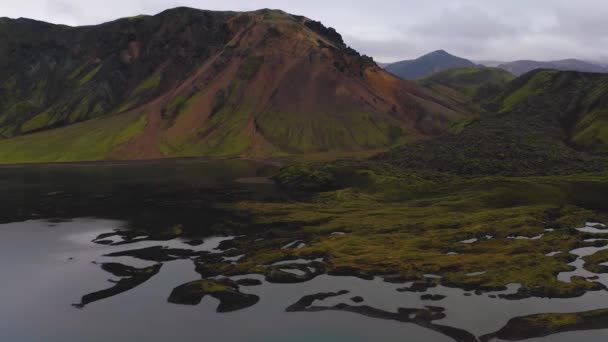 冰岛高地地区Oskjuvatn湖和山脉的空中景观 — 图库视频影像