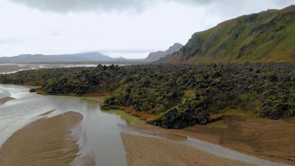 Luchtfoto van een gletsjerriviersysteem in het zuiden van IJsland — Stockvideo