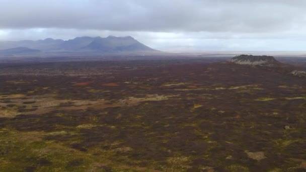 アイスランドの風景の素敵な遅い空中ドローンショット. — ストック動画