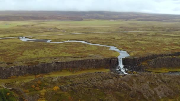 Imágenes aéreas del paisaje del cañón Sigoldugljufur con pequeñas cascadas en Islandia — Vídeo de stock