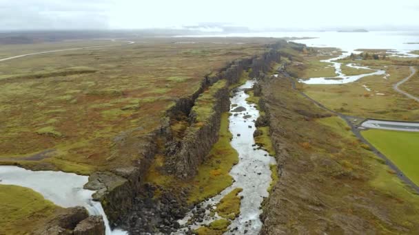 Аэросъемка ландшафта каньона Сигольдуглюфур с небольшими водопадами в Исландии — стоковое видео