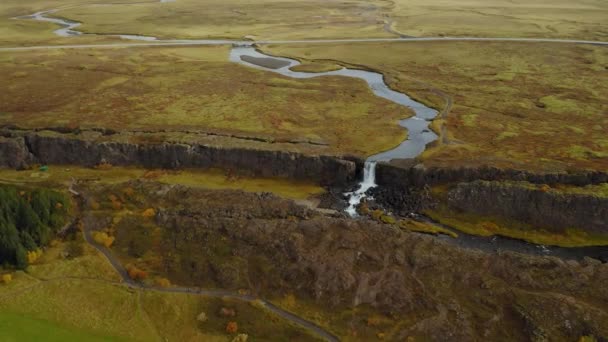 Luchtfoto Beelden van landschap van Sigoldugljufur canyon met kleine watervallen in IJsland — Stockvideo