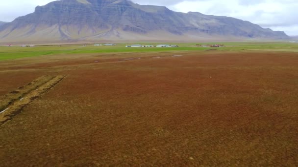 Mooie langzame drone opname van het IJslandse landschap. — Stockvideo