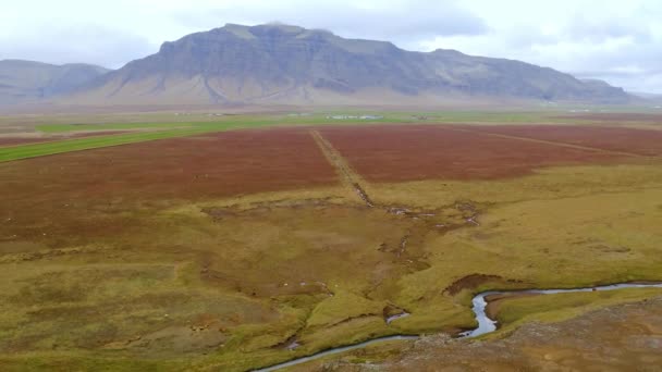 아이슬란드 풍경의 아름다운 느린 공중 드론 촬영. — 비디오