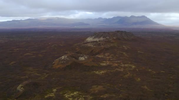 Mooie langzame drone opname van het IJslandse landschap. — Stockvideo