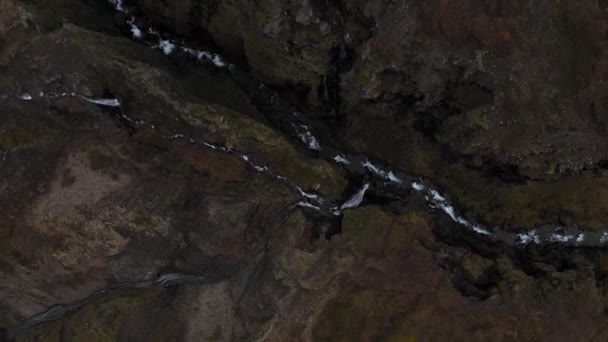 Vue aérienne d'une petite rivière sinueuse entre des montagnes rocheuses, Islande . — Video