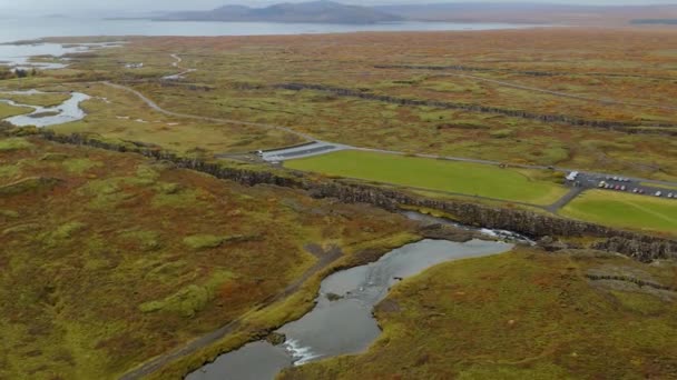 Luftaufnahme der Landschaft des Sigoldugljufur Canyons mit kleinen Wasserfällen in Island — Stockvideo