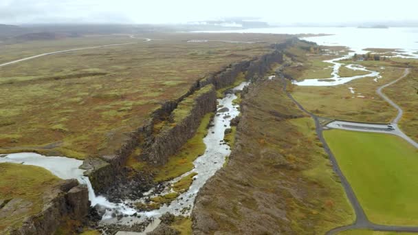 Аэросъемка ландшафта каньона Сигольдуглюфур с небольшими водопадами в Исландии — стоковое видео